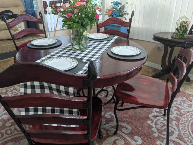 46" Round Dining Table w/4 Chairs Beautifully Restored. 250.00