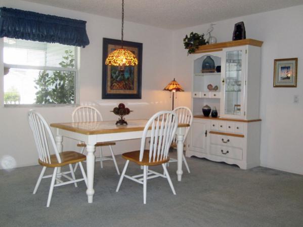 Bright diningroom