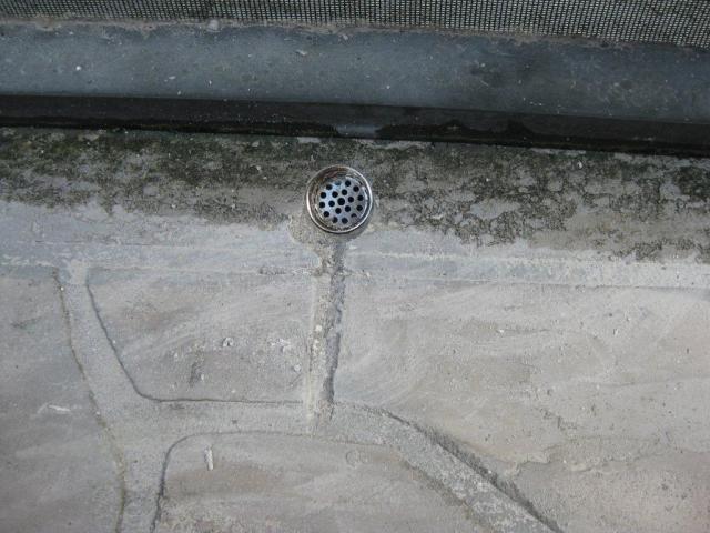 IMG 0513
drilled drainage hole with screen catch basket