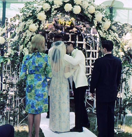 4b Kiss the bride/kiss the groom